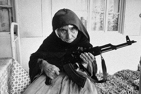 Anziana donna armena fa la guardia armata davanti alla sua casa Nagorko Karabakh Degh Armenia 1990 © courtesy UN Photo - Milano Photofestival